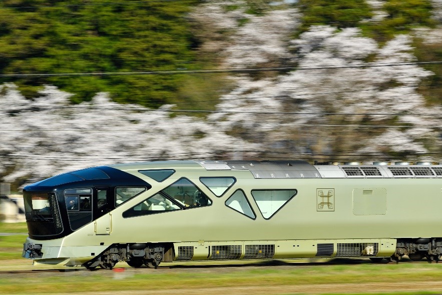 TRAIN SUITE 四季島が音羽ノ森に停車